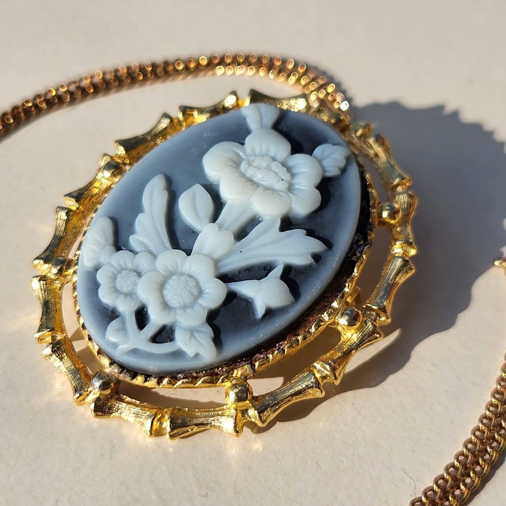 Vintage Gold Tone Faux Blue Cameo Floral Brooch Pendant Necklace Blue White - Picture 10 of 10